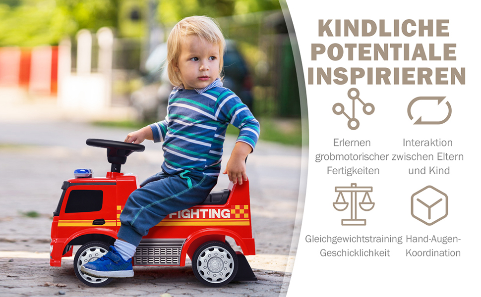 kinder fahren auf schiebewagen mit griff