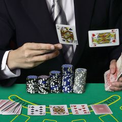 Costway 500-teiliges Casino Pokerset mit Chips & Spielkarten & Würfel & Händler-Chips & Tischtuch Silber