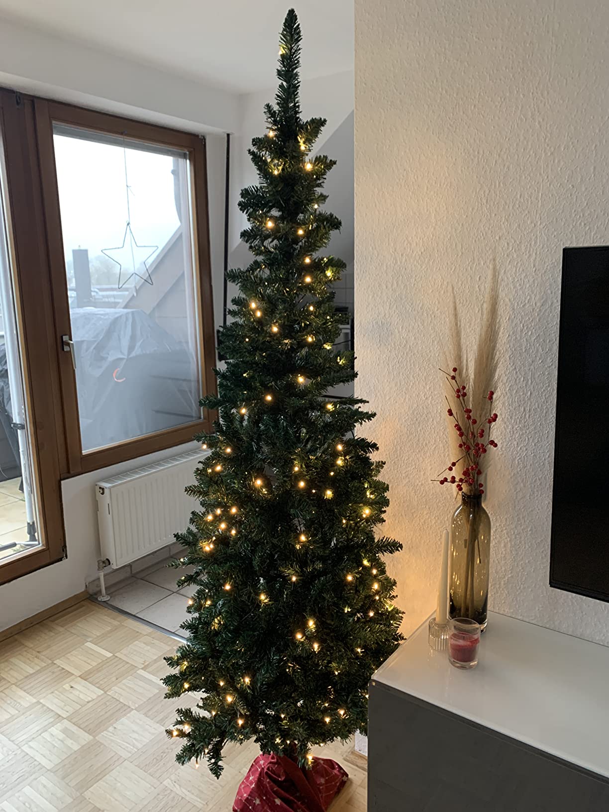 tannenzweig girlande künstlich Girlande aus naturgetreu nachgebildeten Tannenzweigen und Tannenzapfen main image 0
